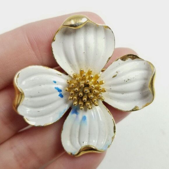 Vintage Crown Trifari White Enamel and Gold Tone Flower Brooch, Signed Stained - Picture 1 of 8